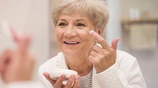 Regina Pallás, farmacêutica espanhola: 'Se eu tivesse 65 anos, no meu nécessaire nunca faltaria um creme para o contorno dos olhos com efeito lifting e proteção solar com FPS mínimo de 30'