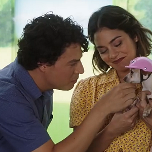 Qual filme vai passar na 'Sessão da Tarde' de quinta-feira (27)? Comédia romântica com Vanessa Hudgens e Nina Dobrev faz 'morrer' de fofura