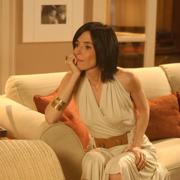 Deborah Evelyn na novela 'Bebê a Bordo' foi sexóloga que transava com os entrevistados; personagem saiu do ar sem explicação alguma