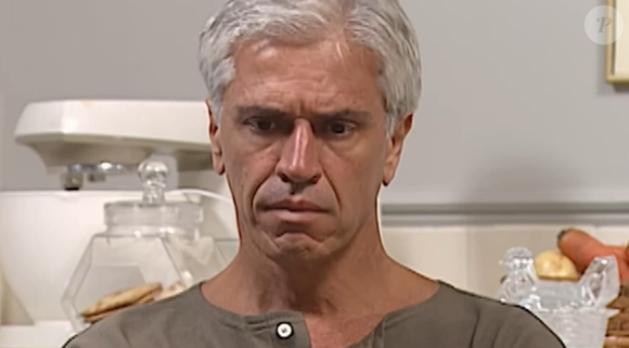 Em 'História de Amor', Assunção fica furioso ao ver a filha, Joyce, com roupa de grávida.