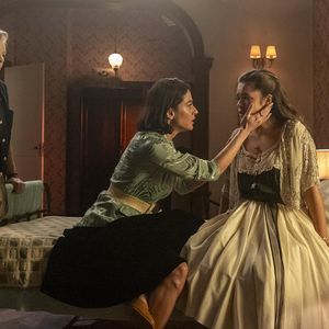 Clarice (Carol Castro) passa a mão na cabeça de Bia (Maísa) reclama Beatriz em 'Garota do Momento