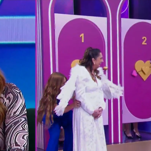 Influenciadora se esconde atrás da mãe caracterizada de cupido após perceber indireta sobre suposto affair