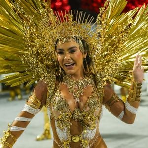 Fabíola Andrade homenageou Rita Lee com um look vegano representando Afrodite, todo em tons de dourado e com toque de branco