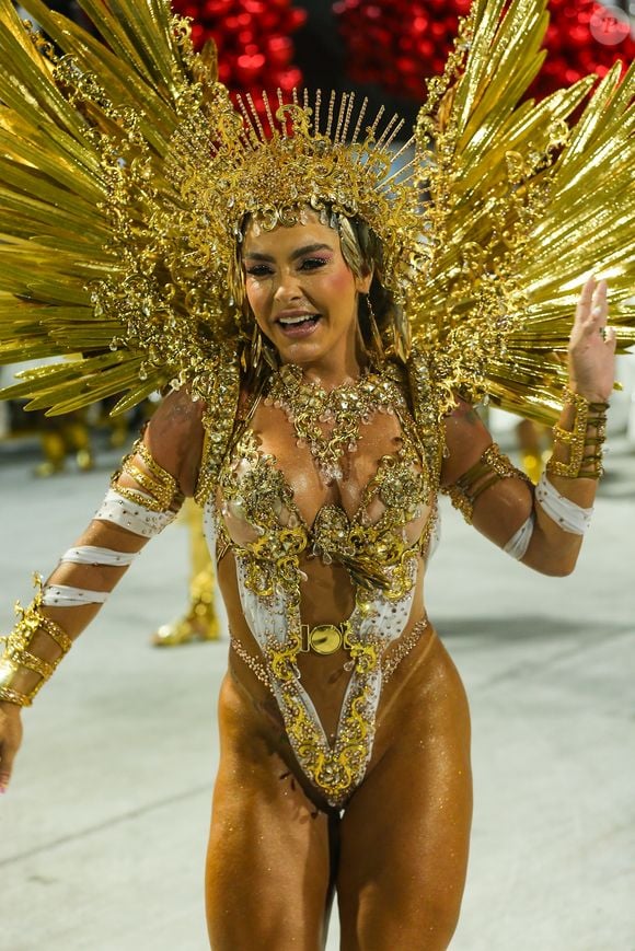 Fabíola Andrade homenageou Rita Lee com um look vegano representando Afrodite, todo em tons de dourado e com toque de branco