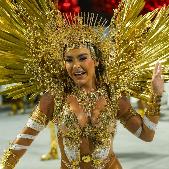 Fabíola Andrade homenageou Rita Lee com um look vegano representando Afrodite, todo em tons de dourado e com toque de branco