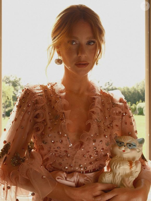 A bolsa em formato de gato usada por Marina Ruy Barbosa roubou a cena