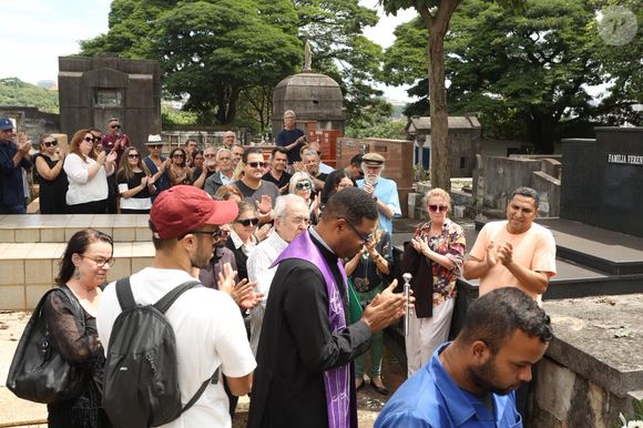 Corpo de Juca de Oliveira foi enterrado diante de aplausos da viúva, da única filha, outros familiares e amigos