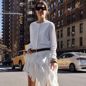 Inspirada nas antigas anáguas românticas, a saia assimétrica da Zara mistura drama fashion e sofisticação feminina