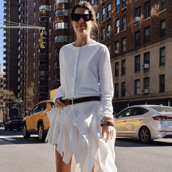 Inspirada nas antigas anáguas românticas, a saia assimétrica da Zara mistura drama fashion e sofisticação feminina