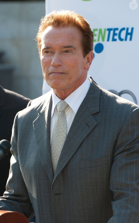 Arnold Schwarzenegger contou que seu smoothie diário leva leite de amêndoa, suco de cereja, banana e, de forma inusitada, um ovo inteiro — com casca e tudo.