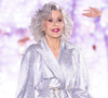 Converse se inspira em Jane Fonda para criar os tênis com brilho que rejuvenescem o visual e trazem elegância para as mulheres 50+