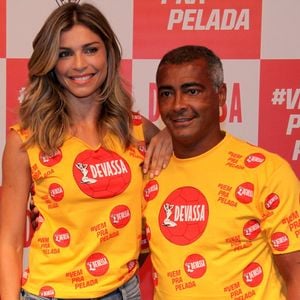 Grazi Massafera e Romário na coletiva de imprensa em 2014