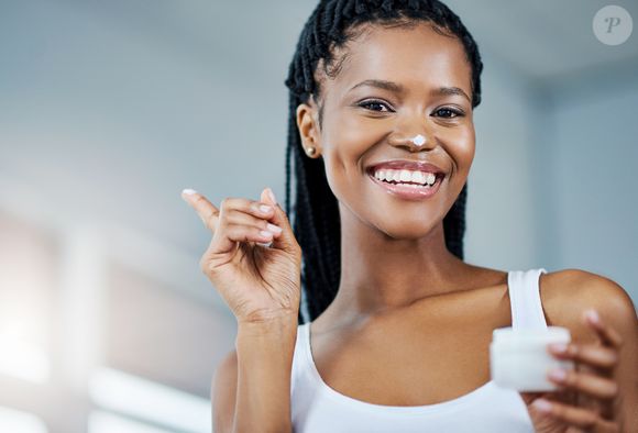 Vitamina C, ácido hialurônico ou retinol podem ser aplicados como 'sanduíche' na pele? Médica explica tendência de beleza