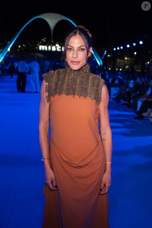 Mari Gonzalez apostou em um vestido com tom terroso