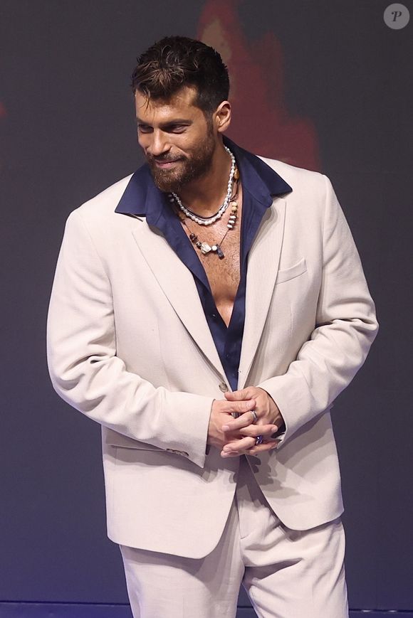 Can Yaman é discreto, pouco expõe sobre seus romances e não é muito presente em redes sociais