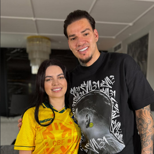 O goleiro Ederson, atualmente no Fenerbahçe, é casado desde 2014 com a influenciadora portuguesa Lais Moraes, que acumula 601 mil seguidores no perfil do Instagram (@laaimoraes)