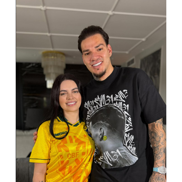 O goleiro Ederson, atualmente no Fenerbahçe, é casado desde 2014 com a influenciadora portuguesa Lais Moraes, que acumula 601 mil seguidores no perfil do Instagram (@laaimoraes)