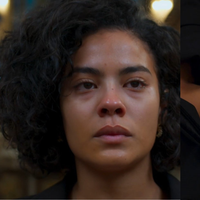 Grandona! Bella Campos é ACLAMADA em cena icônica de Maria de Fátima se jogando da escadaria em 'Vale Tudo': 'Arrepiei'