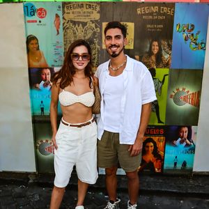Giovanna Lancellotti usou uma bermuda oversized e sapatos diferentões no aniversário de Regina Casé acompanhada do marido, Gabriel David
