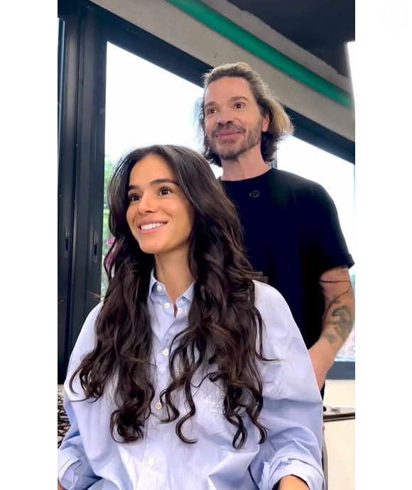 Com beleza natural e escolhas estratégicas, Bruna Marquezine renova o visual para as festas de fim de ano e entrega um corte pensado para unir leveza, camadas e movimento
