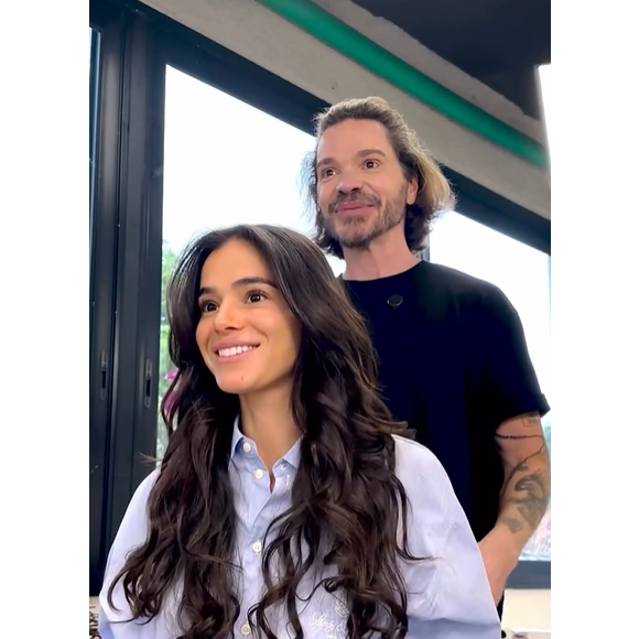 Com beleza natural e escolhas estratégicas, Bruna Marquezine renova o visual para as festas de fim de ano e entrega um corte pensado para unir leveza, camadas e movimento