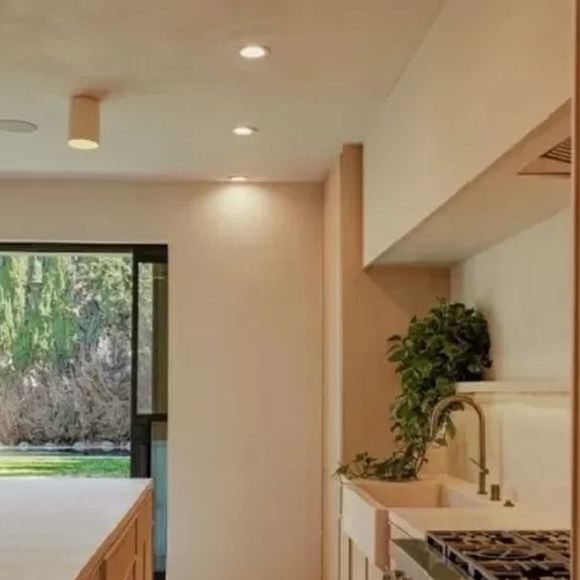 A cozinha da mansão de Shawn Mendes tem vista para o jardim