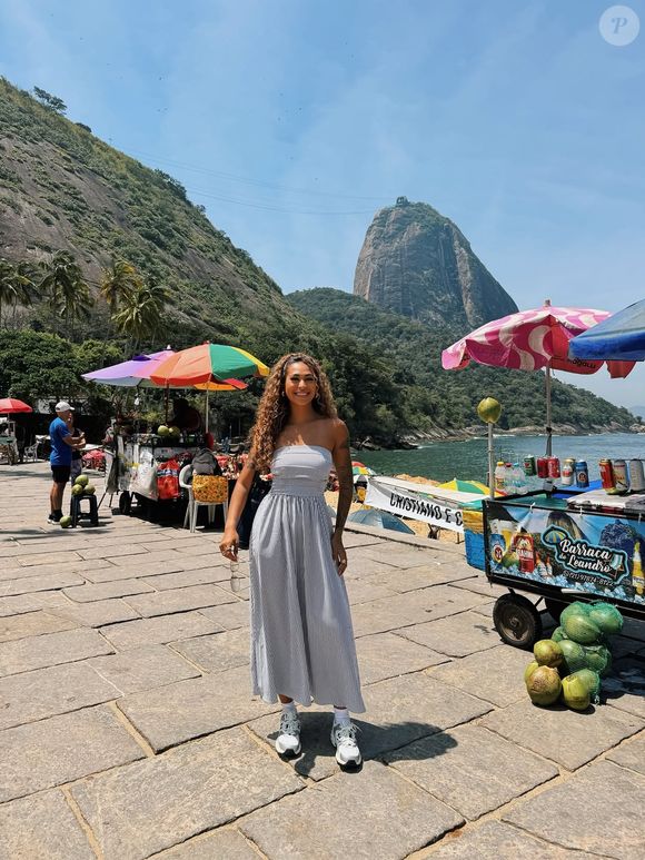 Vai fazer um passeio pela cidade? Que tal combinar um vestido longo com tênis no estilo 'daddy'?