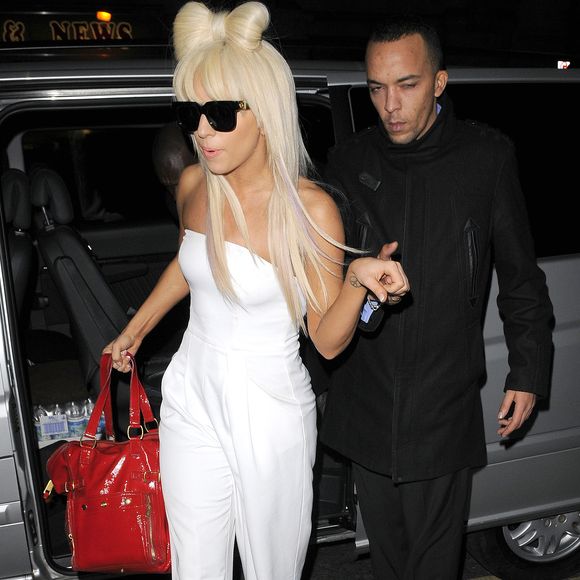 Looks metálicos, máscaras futuristas e perucas geométricas faziam parte de sua identidade visual