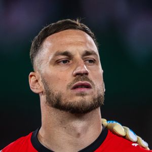 Marko Arnautović é um atacante austríaco de 37 anos, conhecido por sua força física, habilidade técnica e personalidade forte. Ele é o maior artilheiro e jogador com mais partidas na história da Seleção Austríaca, e está defendendo a Áustria na Copa do Mundo de 2026