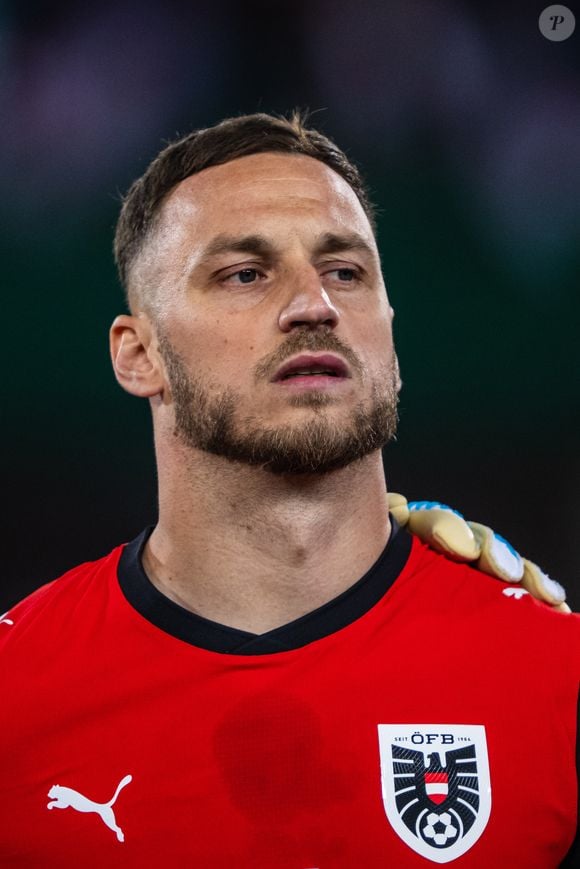 Marko Arnautović é um atacante austríaco de 37 anos, conhecido por sua força física, habilidade técnica e personalidade forte. Ele é o maior artilheiro e jogador com mais partidas na história da Seleção Austríaca, e está defendendo a Áustria na Copa do Mundo de 2026