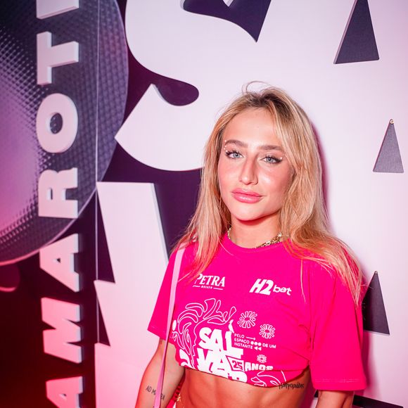 Bruna Griphao escolheu a tradicional camiseta do camarote customizada em formato de cropped oversized.