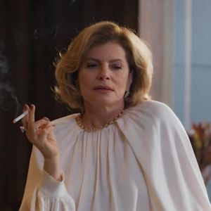 Cena com Débora Bloch reacende polêmica sobre como o fumo é usado na construção de vilãs