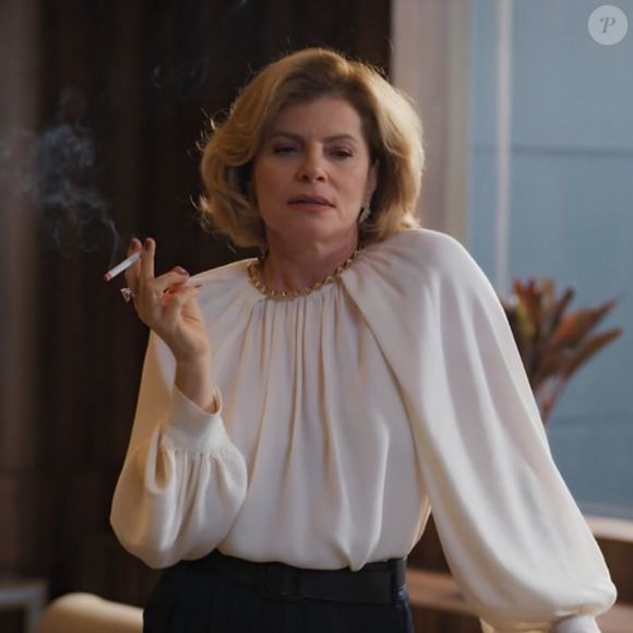 Cena com Débora Bloch reacende polêmica sobre como o fumo é usado na construção de vilãs