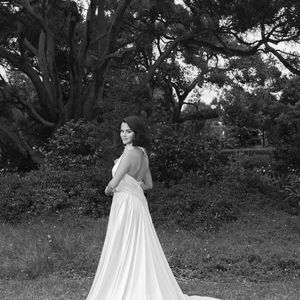 Minimalismo sofisticado: o halter drapeado de Selena foi pura elegância discreta