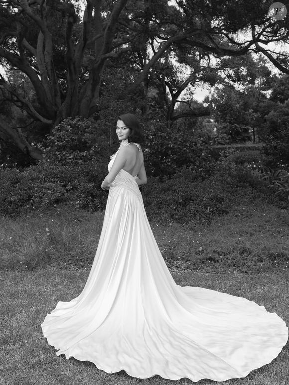 Minimalismo sofisticado: o halter drapeado de Selena foi pura elegância discreta