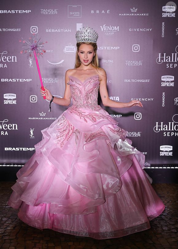 Fantasia de Glinda no Halloween: a personagem de 'Wicked' inspirou Fefe neste look belíssimo