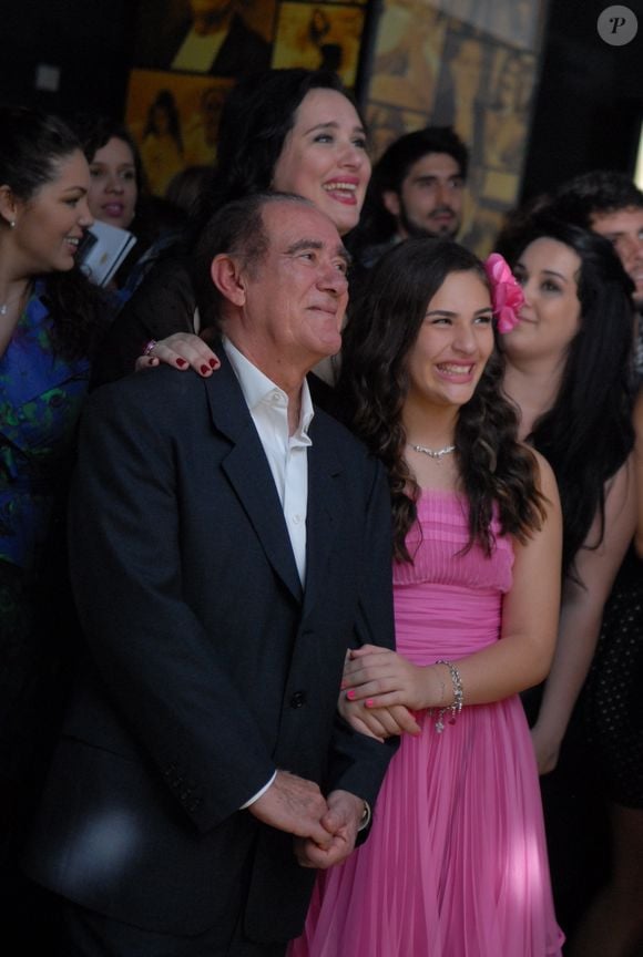 Renato Aragão e Lílian Aragão ao lado da filha, Lívian, em foto dos 50 anos de carreira do humorista, criador do Didi