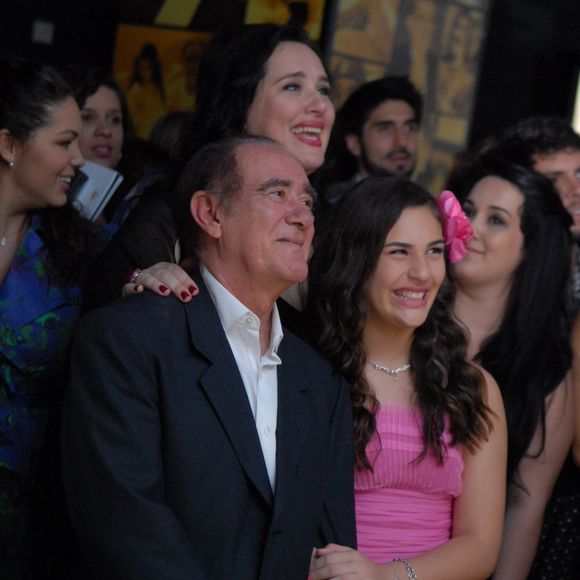 Renato Aragão e Lílian Aragão ao lado da filha, Lívian, em foto dos 50 anos de carreira do humorista, criador do Didi