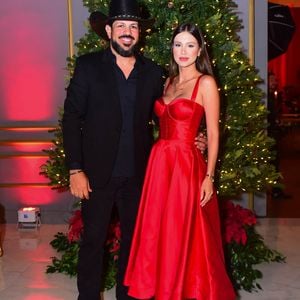 O sertanejo Sorocaba foi com a esposa, Biah Rodrigues, à festa de Natal