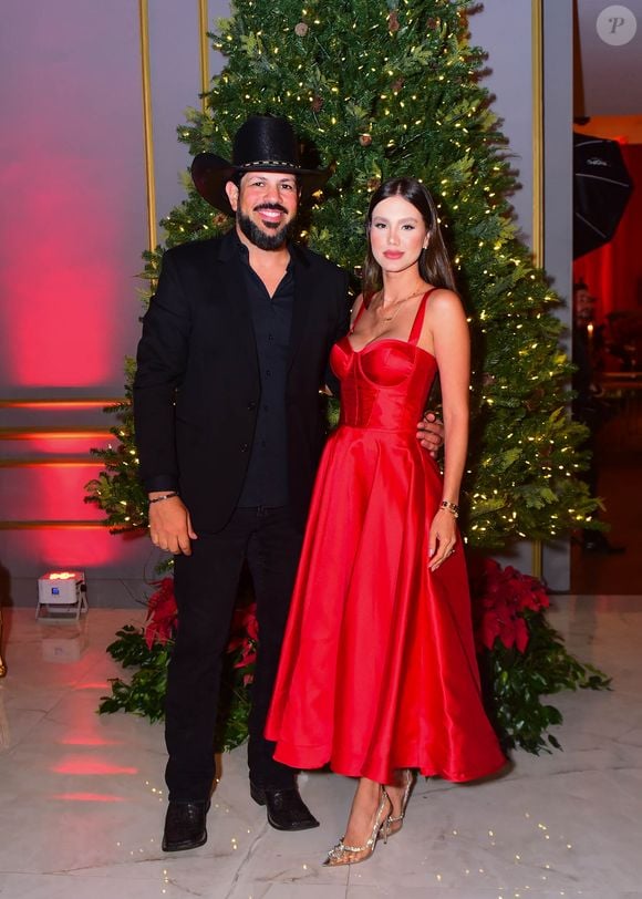 O sertanejo Sorocaba foi com a esposa, Biah Rodrigues, à festa de Natal