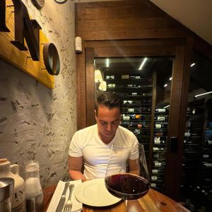 Leo Dias teve a reação após Bruna Marquezine curtir - e descurtir, após a repercussão - um comentário que mais parecia uma alfinetada à família de Leonardo