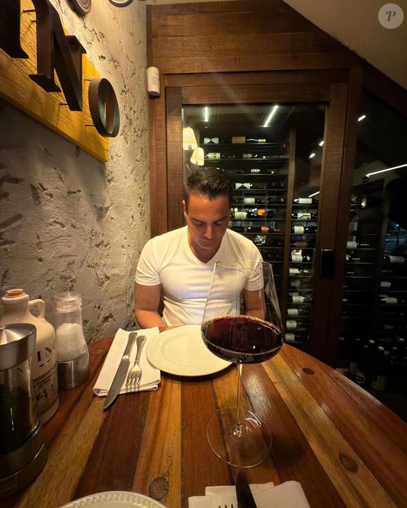 Leo Dias teve a reação após Bruna Marquezine curtir - e descurtir, após a repercussão - um comentário que mais parecia uma alfinetada à família de Leonardo