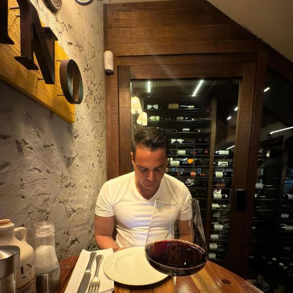 Leo Dias teve a reação após Bruna Marquezine curtir - e descurtir, após a repercussão - um comentário que mais parecia uma alfinetada à família de Leonardo
