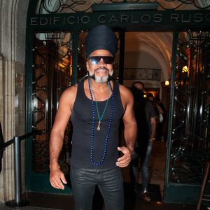 Carlinhos Brown também marcou presença na festa promovida por Dua Lipa, durante turnê da artista no Brasil