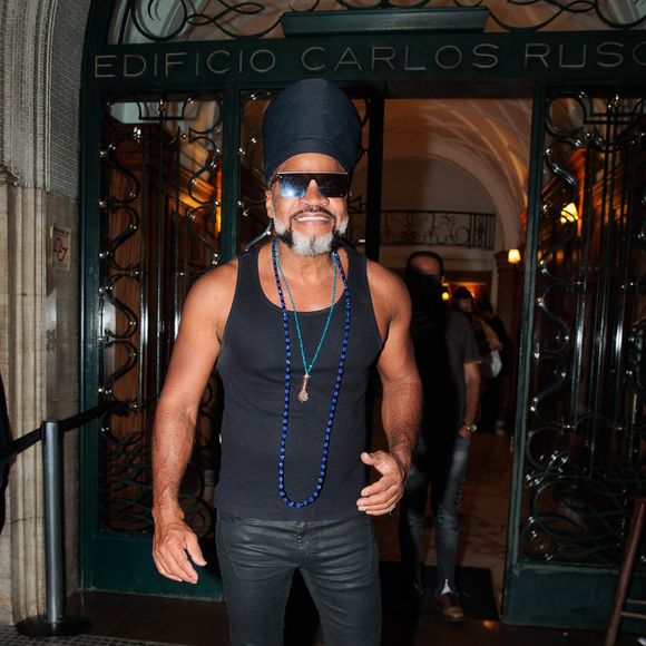 Carlinhos Brown também marcou presença na festa promovida por Dua Lipa, durante turnê da artista no Brasil