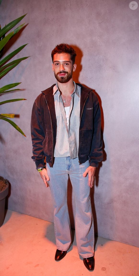 The Town 2025: João Guilherme usou uma calça flare jeans com uma jaqueta e camisa listrada estilosa