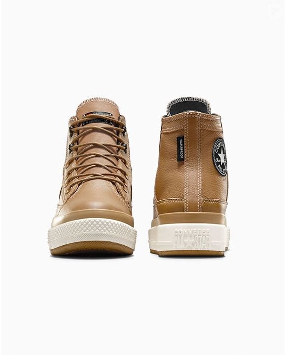 Para quem procura um calçado com recursos para enfrentar dias chuvosos, o Chuck Taylor All Star Equip Waterproof, da Converse, é uma opção que combina couro integral impermeável, forro acolchoado com tecnologia 3M Thinsulate e solado com tração. Na Farfetch, o modelo estava disponível por R$ 1.583 até o fechamento desta matéria