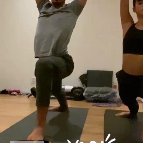 Bruna Marquezine e Enzo Celulari praticaram ioga juntos enquanto namoravam