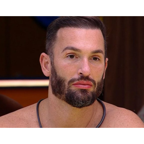 O processo de nanopigmentação labial envolve várias etapas, começando com uma consulta inicial para discutir as expectativas do cliente e avaliar a saúde dos lábios. Durante essa consulta, o profissional e o cliente escolhem a cor do pigmento que melhor se adapta ao tom natural dos lábios.