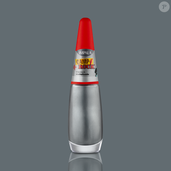 Inspirado nos shows de Camp Rock, o esmalte We Rock aposta no brilho intenso para destacar qualquer produção